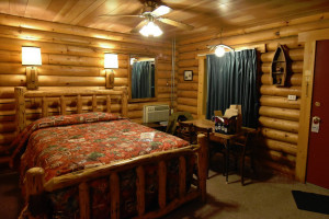 Green Creek Inn - log cabin-style lodge rooms