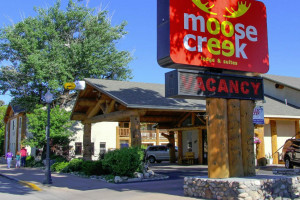 Moose Creek Lodge And Suites