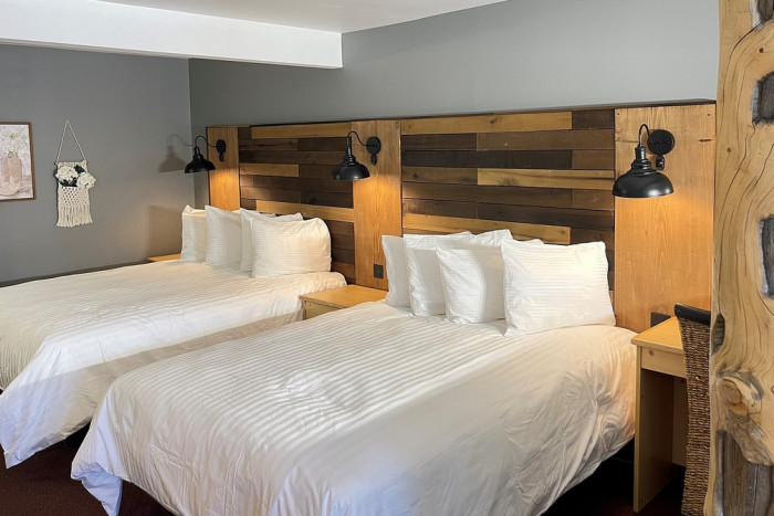 Moose Creek Lodge And Suites — , 